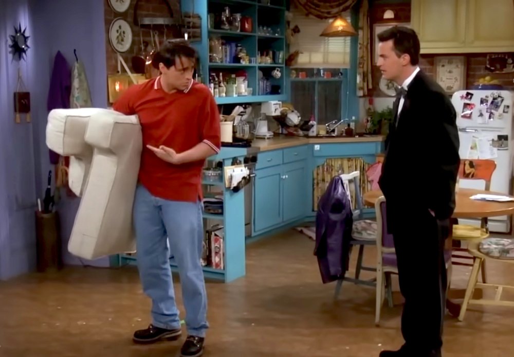 Screenshot of Matt LeBlanc and Matthew Perry from the "Friends" episode "The One Where No One's Ready"