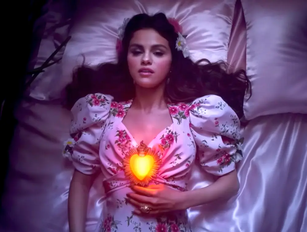 Screenshot from Selena Gomez's music video "De Una Vez"