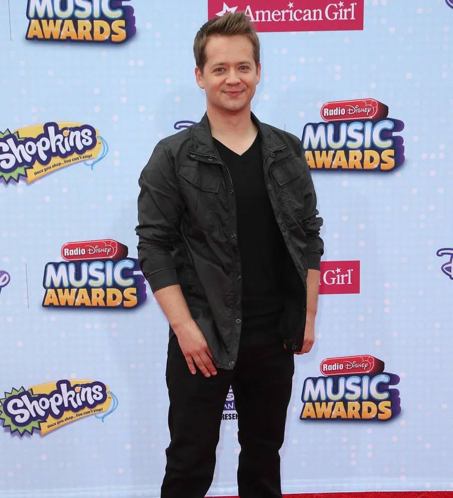 Actor Jason Earles weds