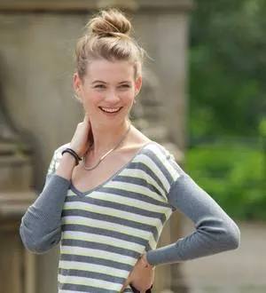 Adam Levine's fiancee debuts engagement ring