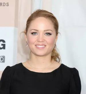 Actress Erika Christensen suffers broken arm