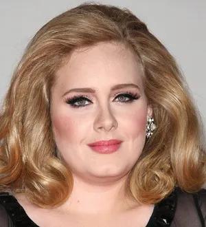 Adele goes incognito in public by wearing pyjamas