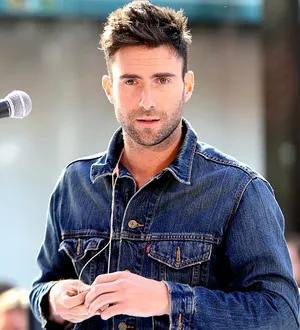 Adam Levine gets naked with model girlfriend