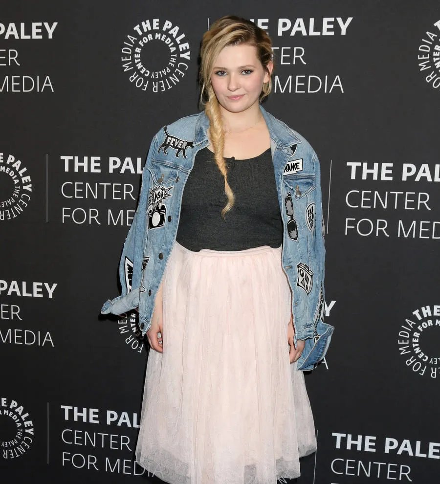 Abigail Breslin sued by former assistant - report