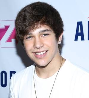 Austin Mahone returns to the stage following his hospitalisation
