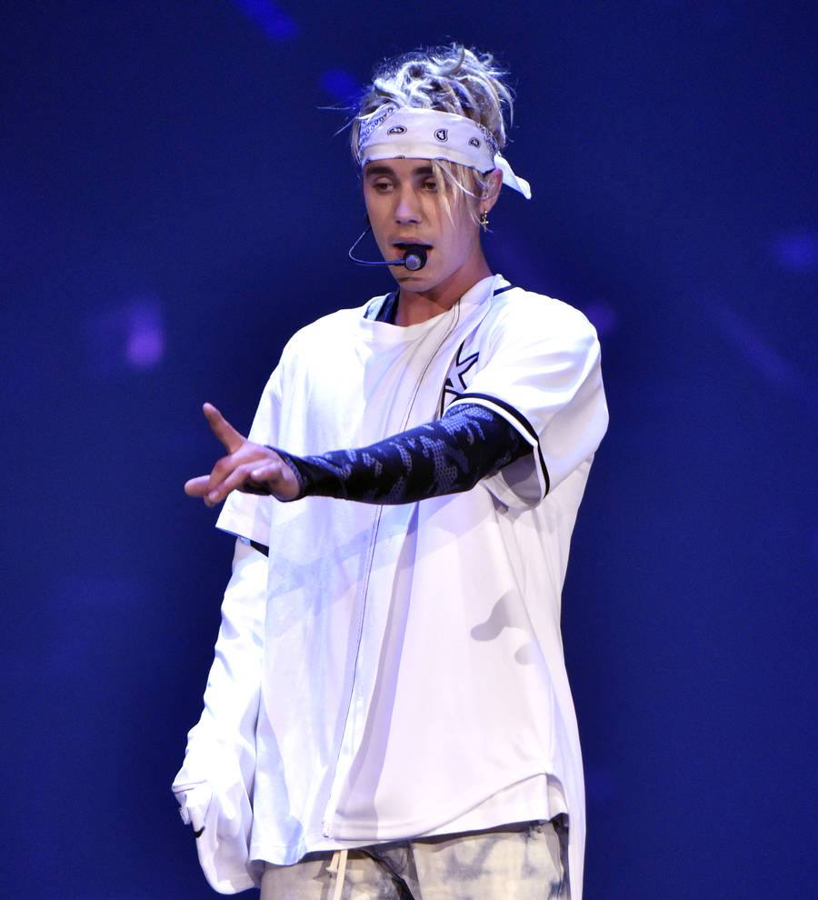 Justin Bieber takes a selfie with restaurant manager after photo ban