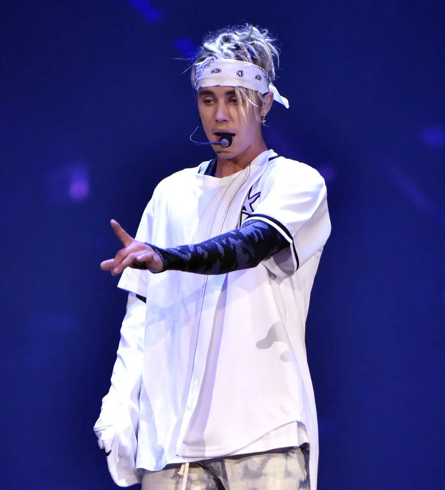 Justin Bieber takes a selfie with restaurant manager after photo ban
