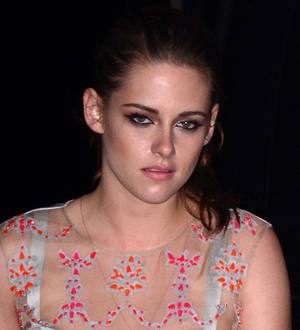 Kristen Stewart arrives at the Oscars on crutches