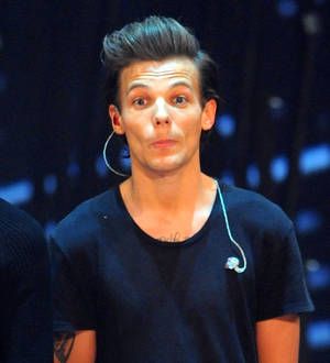Louis Tomlinson upset with British journalist over gay rumor article