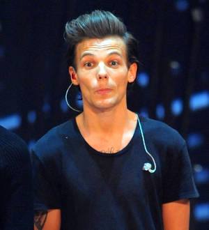 Louis Tomlinson upset with British journalist over gay rumor article