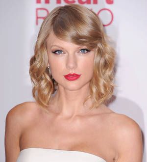 Taylor Swift accompanies cancer sufferer on Adele hit