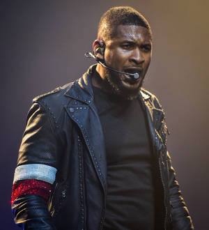 Usher undergoes foot surgery