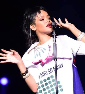 Rihanna gets booed after arriving late to concert