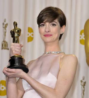 Anne Hathaway apologizes for dumping Valentino for Prada at the Oscars