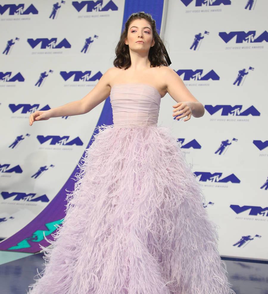 Lorde fights illness to perform for fans at top secret Hollywood Hills gig