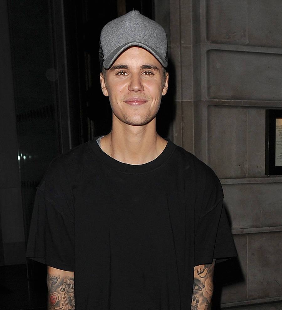 Justin Bieber de-stresses on tour with three-person massage