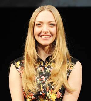 Hugh Jackman serenades birthday girl Amanda Seyfried