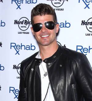 Model sparks Robin Thicke dating rumors with telling photos