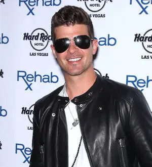 Model sparks Robin Thicke dating rumors with telling photos