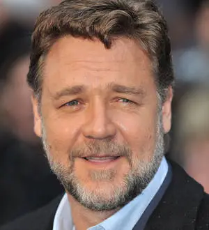 Russell Crowe backs Justin Bieber over graffiti