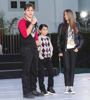 Michael Jackson's kids join fans for birthday vigil