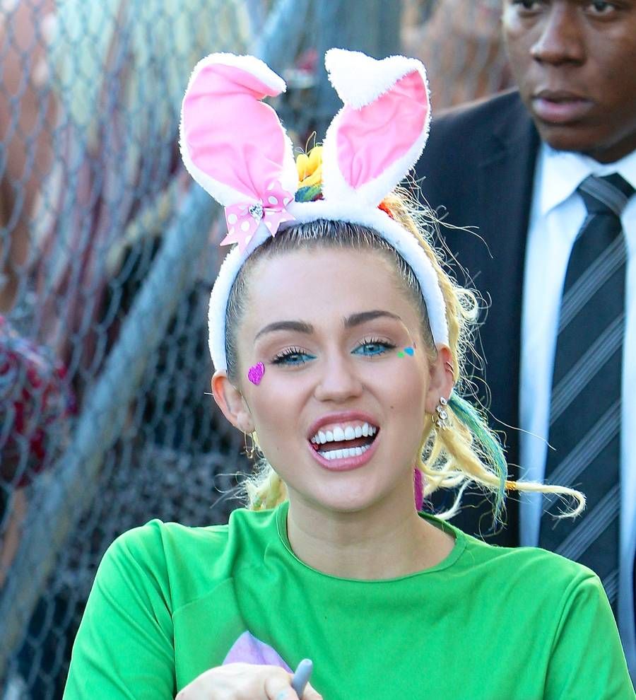 Miley Cyrus honors her father with 'DAD' tattoo