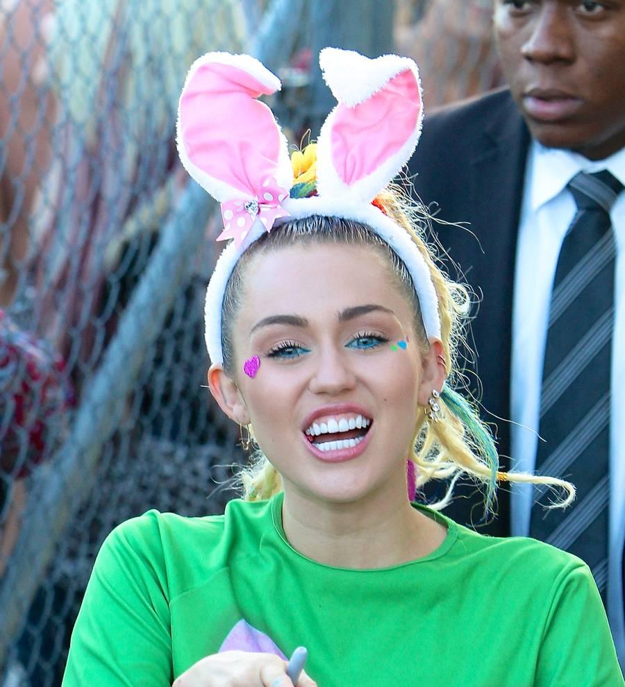 Miley Cyrus honors her father with 'DAD' tattoo