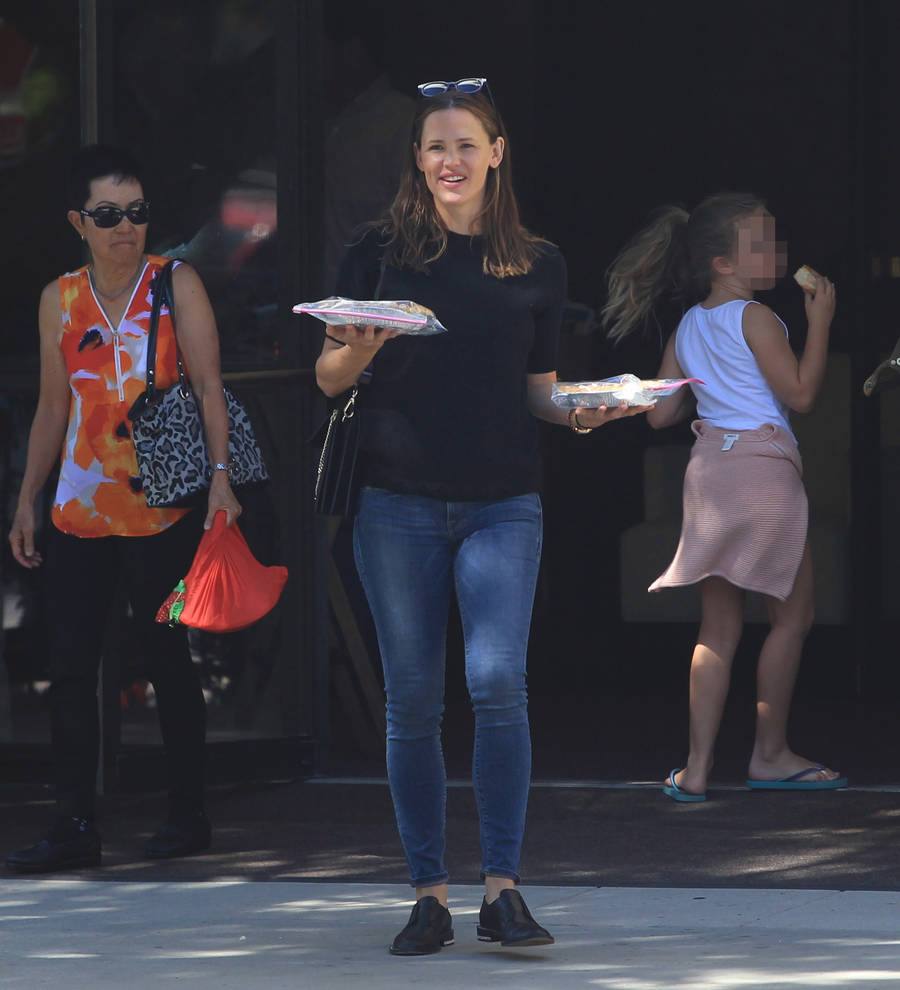Jennifer Garner jokes she's dating Brad Pitt