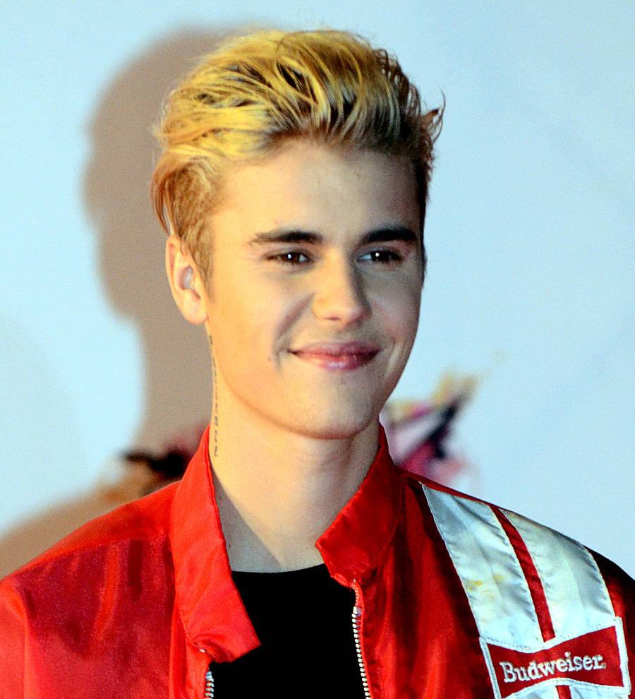 Justin Bieber pokes fun at chair flipping incident on Twitter