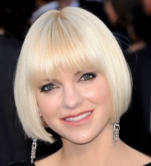 Anna Faris gives birth