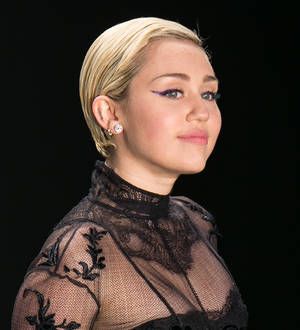 Miley Cyrus urges lawmakers to help homeless youths