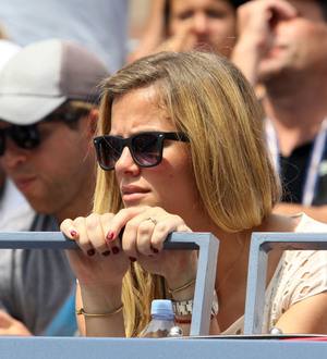 Brooklyn Decker cries at Andy Roddick's final tennis match