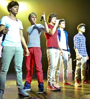 One Direction visit cancer-stricken girl