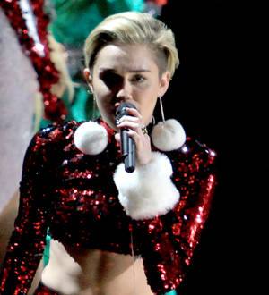 Miley Cyrus kicks off Bangerz tour in Canada