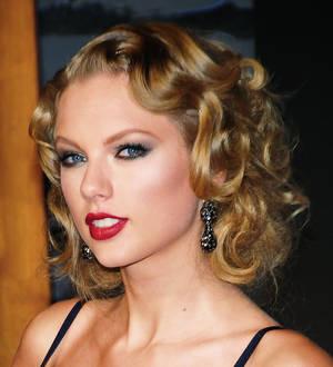Taylor Swift sets two world records