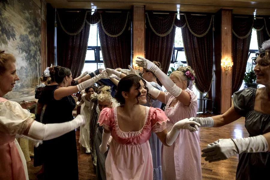 4 Activities That Will Make You Feel Like You're Living In "Bridgerton"!