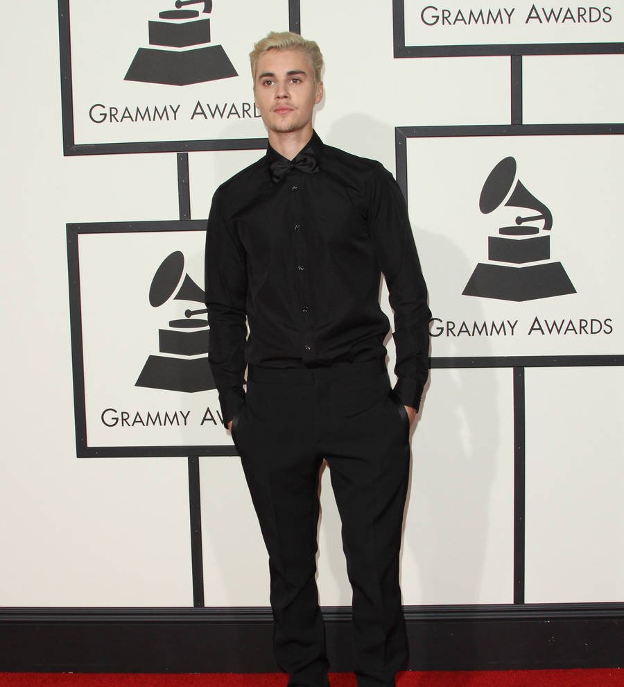 Justin Bieber calls for mental evaluation of egging case neighbour
