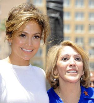 Celebrities' moms back President Obama's healthcare initiative