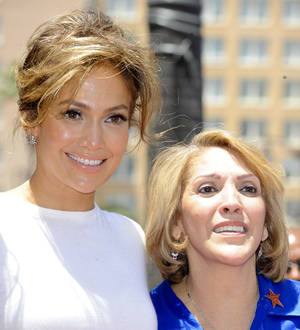 Celebrities' moms back President Obama's healthcare initiative