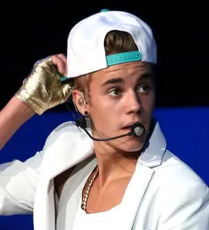 Justin Bieber orders fans to stop throwing items on stage