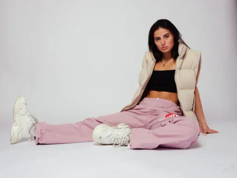 ARTIST TO WATCH + Q&A: Natalie Jane