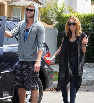 Cyrus Addresses Hemsworth Rumours in Youtube Video