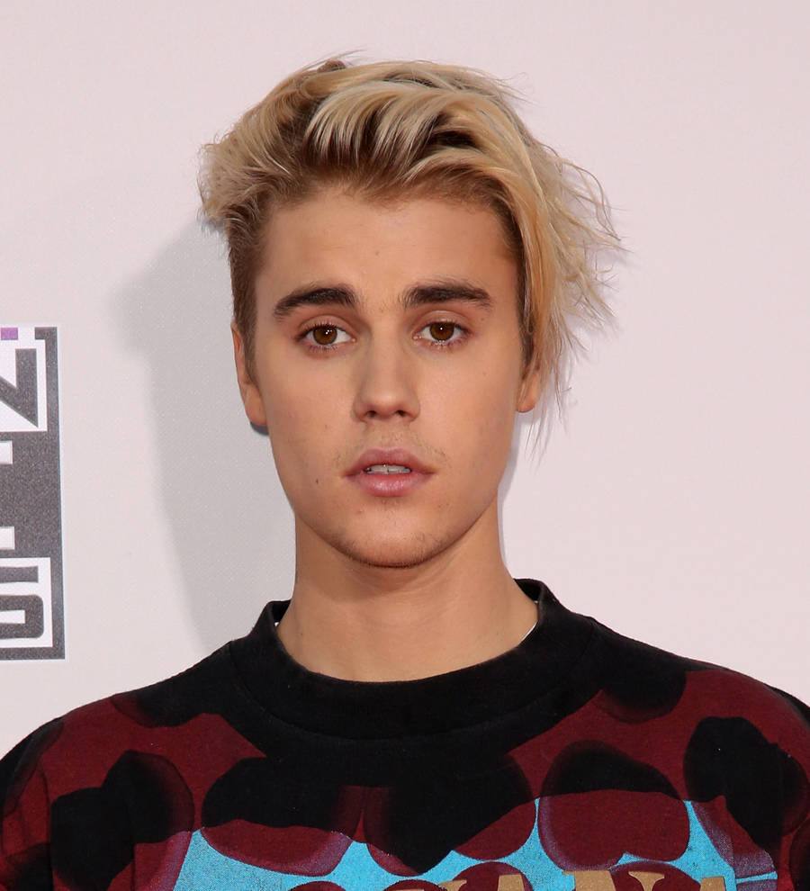 Justin Bieber celebrates chart triumph with impromptu gig