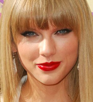Taylor Swift donates to deaf school