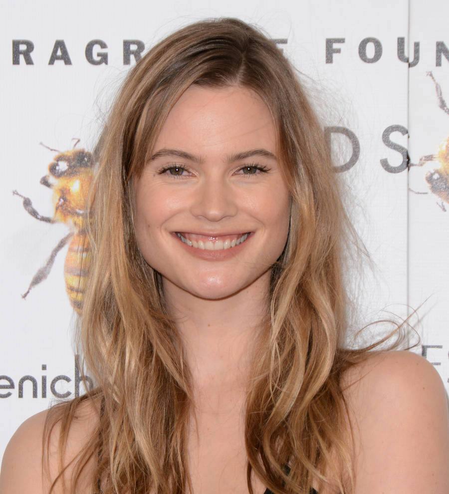 Behati Prinsloo turns tooth into pendant