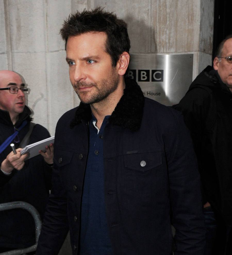 Bradley Cooper proposes to Emma Stone on TV