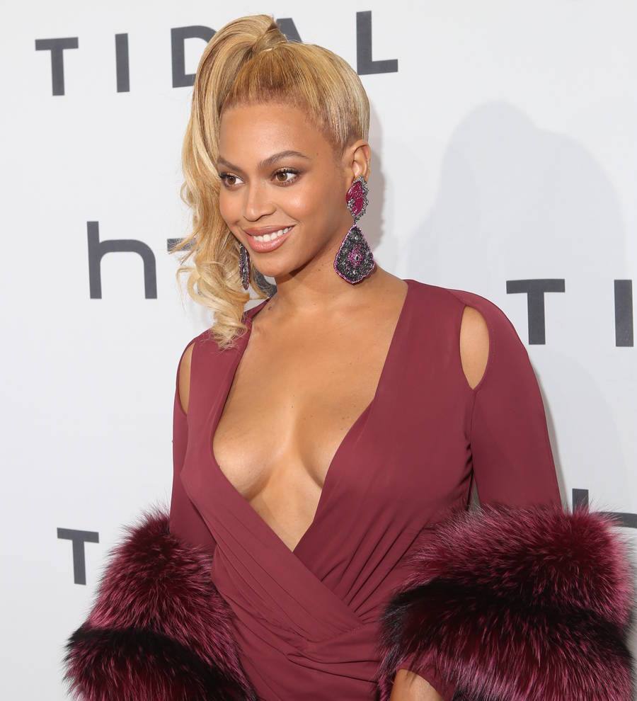 Beyonce and Katy Perry surprise burns victim with personalised Christmas cards