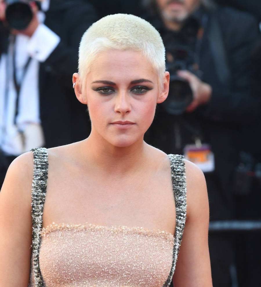 Kristen Stewart sends lawyer after websites posting stolen nude pictures