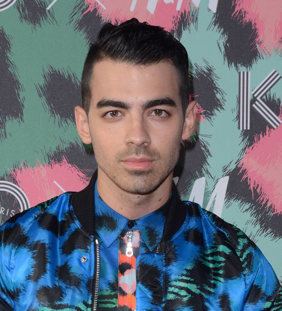 Joe Jonas cosies up to Sophie Turner