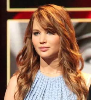 Jennifer Lawrence smiles at the "Hunger Games" premiere